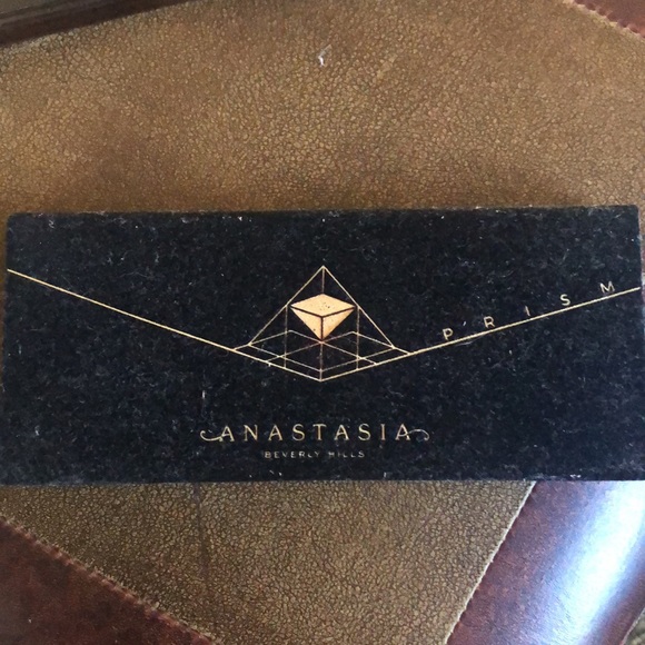 Anastasia Beverly Hills eyeshadow palette